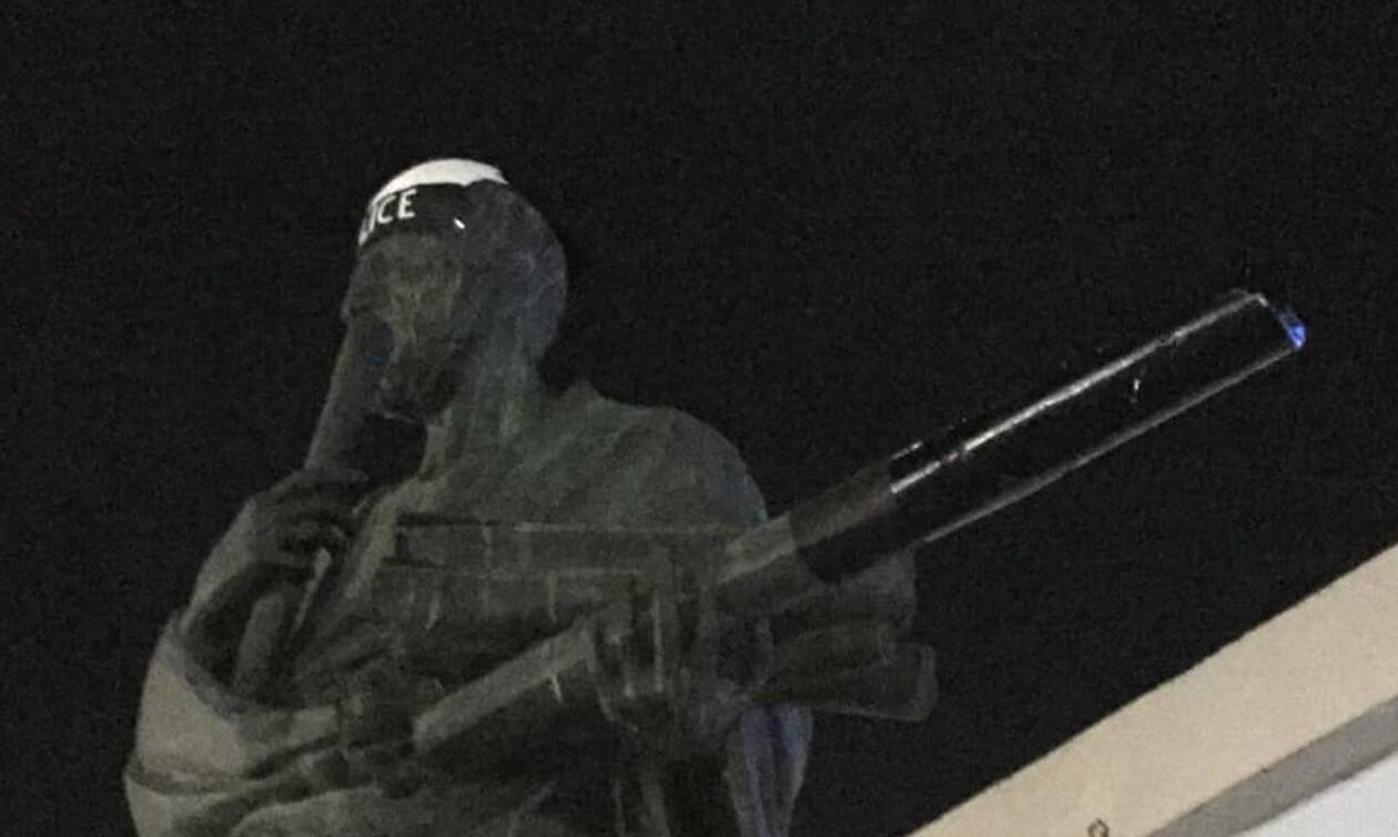Θεσσαλονίκη: Έντυσαν… αστυνομικό το άγαλμα του Αριστοτέλη - Ποιος ήταν ο λόγος; (pics)