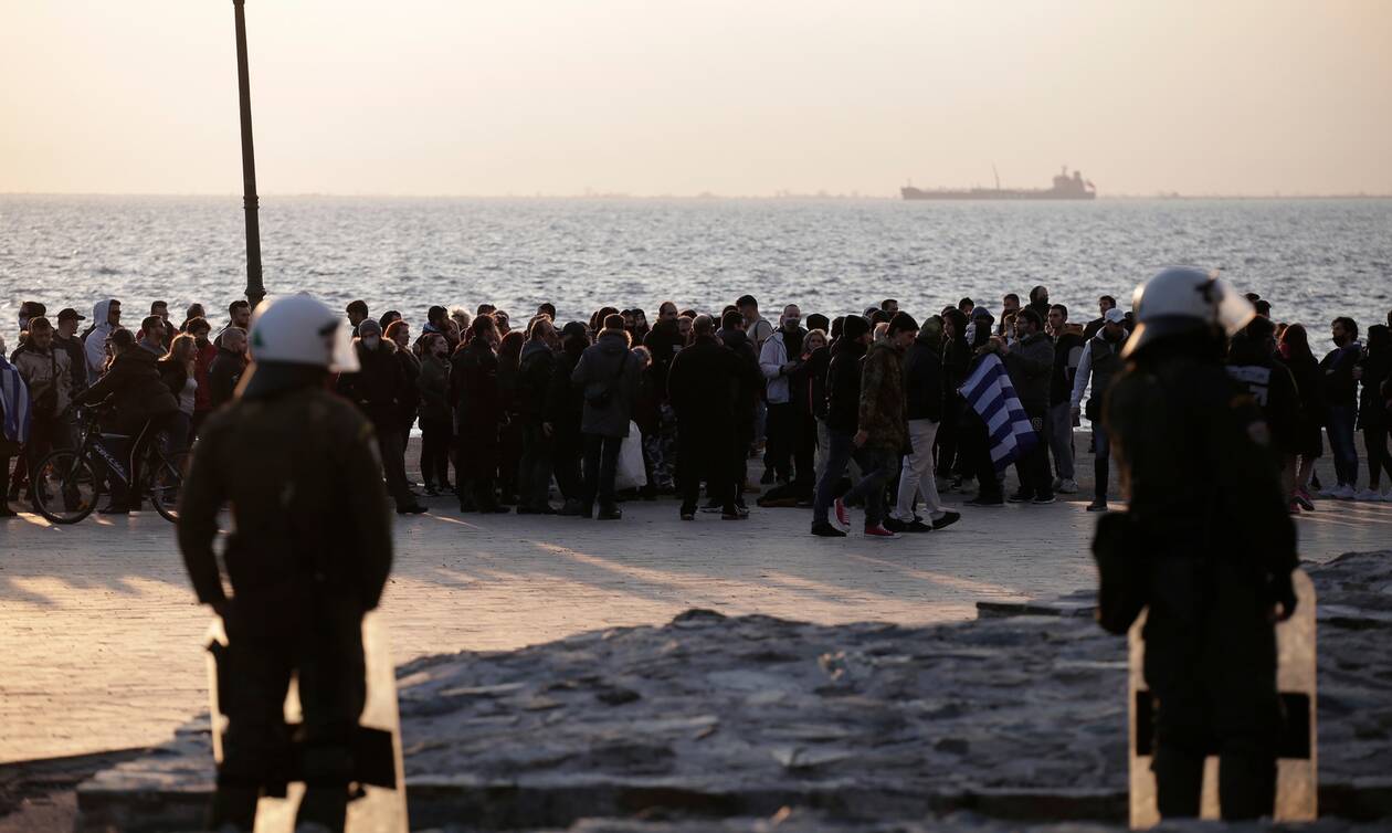 Θεσσαλονίκη: Γυναίκα «τα πέταξε» σε διαμαρτυρία για το lockdown