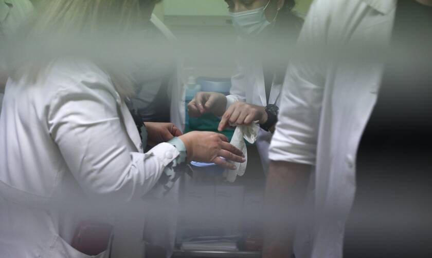 H πανδημία βάζει στην «εντατική» το ΕΣΥ - Δραματική μείωση των κλινών στα νοσοκομεία της Αττικής