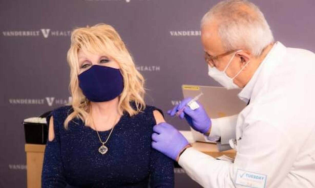H Ντόλι Πάρτον εμβολιάστηκε και τραγουδά «Vaccine, vaccine, vaccine, vaccine»