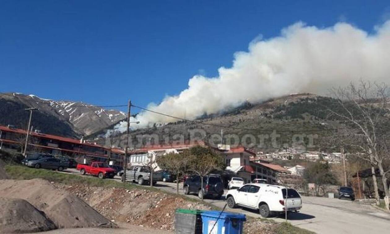 Μεγάλη πυρκαγιά στο Καρπενήσι κοντά σε ξενοδοχείο
