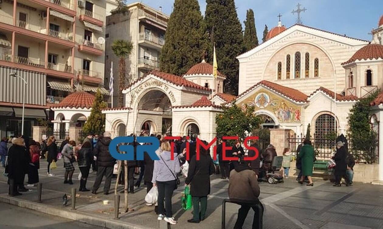 Θεσσαλονίκη: Συνωστισμός έξω από εκκλησία λόγω… Ψυχοσάββατου (pics)