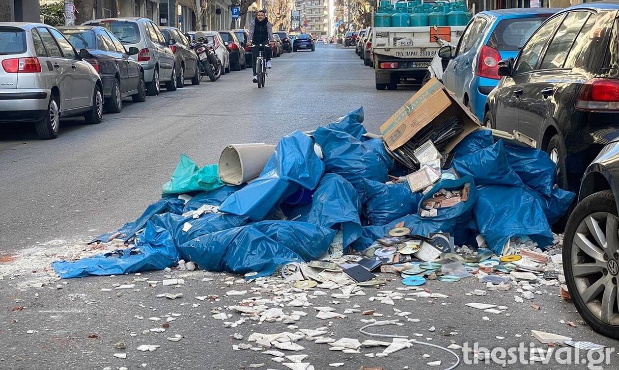Θεσσαλονίκη: Δεν τα βρήκαν στην τιμή και ο φορτηγατζής του πέταξε τα μπάζα στο δρόμο!