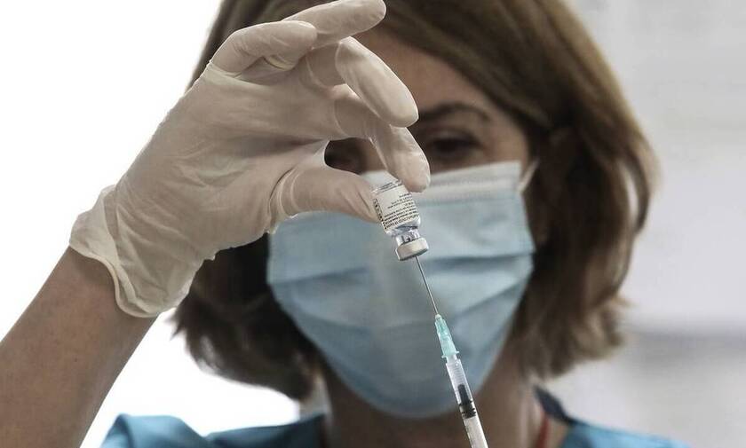 Κορονοϊός: Αρχές Μαΐου θα έχουν εμβολιαστεί όλοι οι άνω των 60 - Πόσες παρενέργειες έχουν καταγραφεί