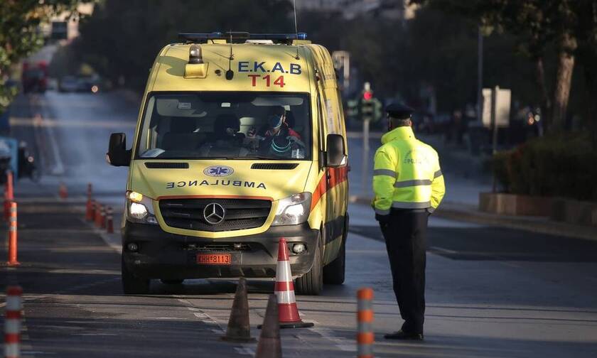 Απίστευτο ατύχημα στις Σέρρες: Αυτοκίνητο σφηνώθηκε σε κανάλι - Δύο τραυματίες
