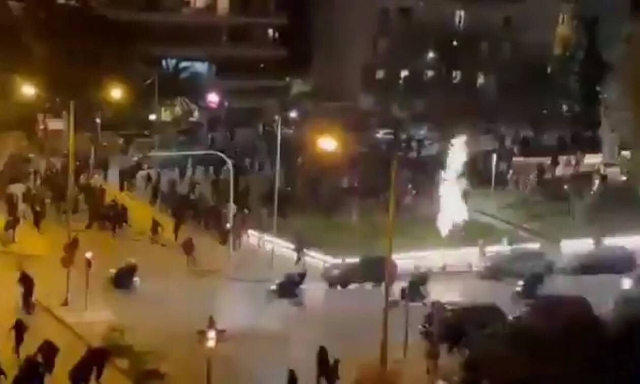 Νέα Σμύρνη: Έτσι ξεκίνησε η επίθεση στον αστυνομικό - Το «ντου» της Αστυνομίας στο πλήθος (βίντεο)
