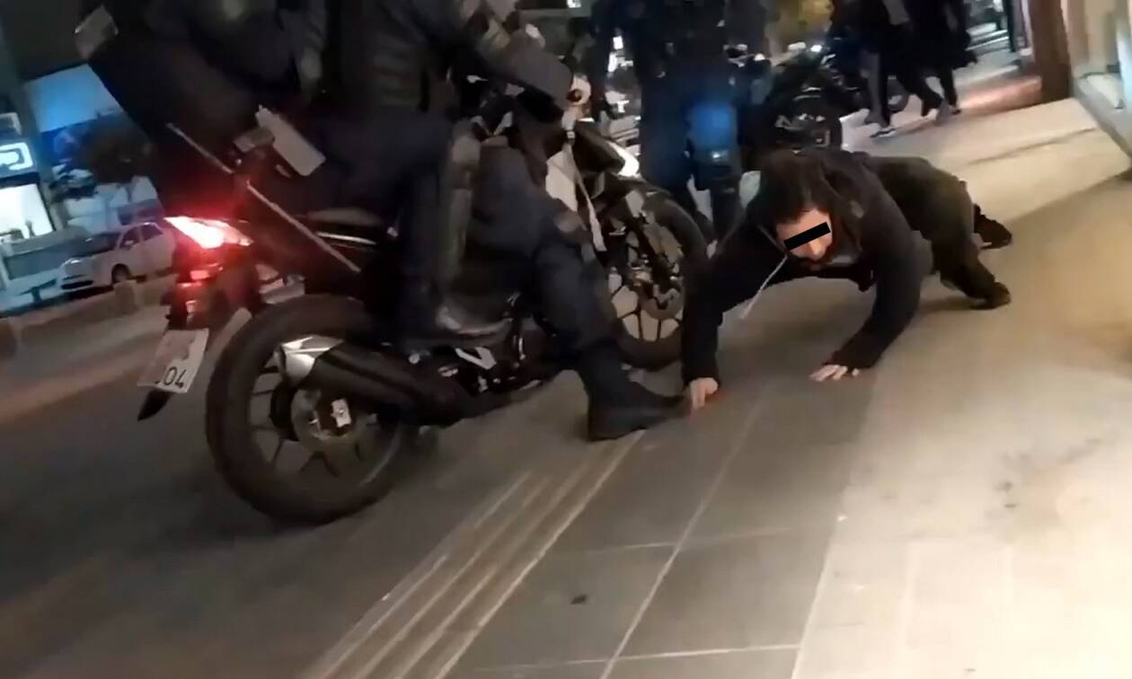Νέα Σμύρνη - Βίντεο που προκαλεί: Αστυνομικοί πατάνε με το μηχανάκι νεαρό διαδηλωτή