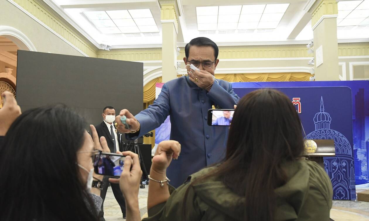 Ταϊλάνδη: O πρωθυπουργός ψέκασε με αντισηπτικό δημοσιογράφους για μην του κάνουν δύσκολες ερωτήσεις