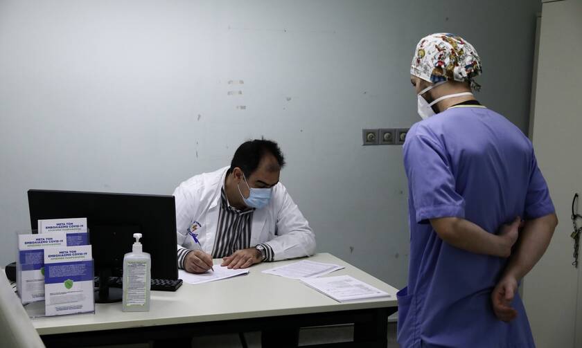 Κορονοϊός: Κάθε μέρα γεμίζει ένα μεσαίο νοσοκομείο - Οι ηλικίες 20 μέχρι 50 «οδηγούν» την πανδημία