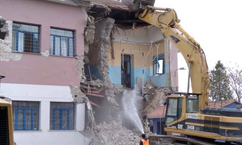 Συγκίνηση στο Δαμάσι: Δάκρυσε ο διευθυντής του σχολείου - Γκρεμίζεται μετά τον σεισμό της Ελασσόνας