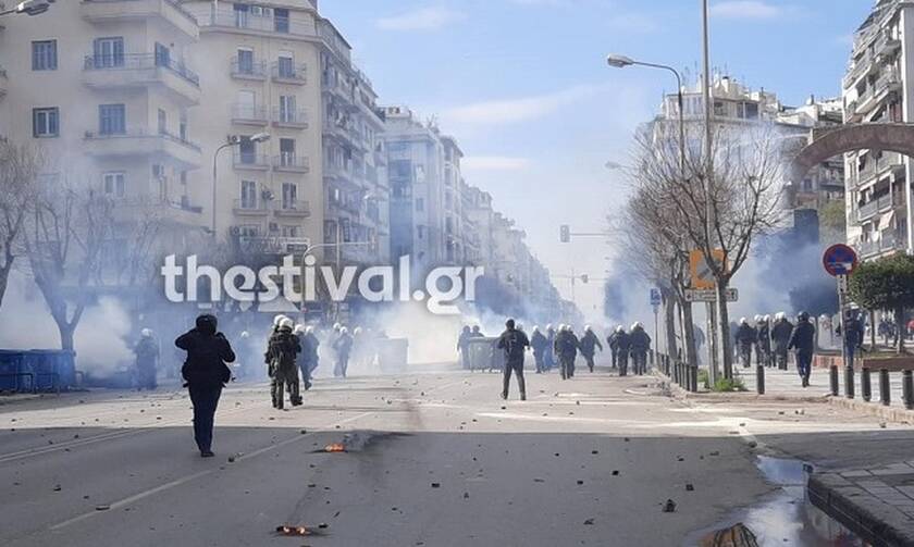 Θεσσαλονίκη ΤΩΡΑ: Επεισόδια μετά την πορεία κατά της εκκένωσης του ΑΠΘ - Πετροπόλεμος και χημικά 