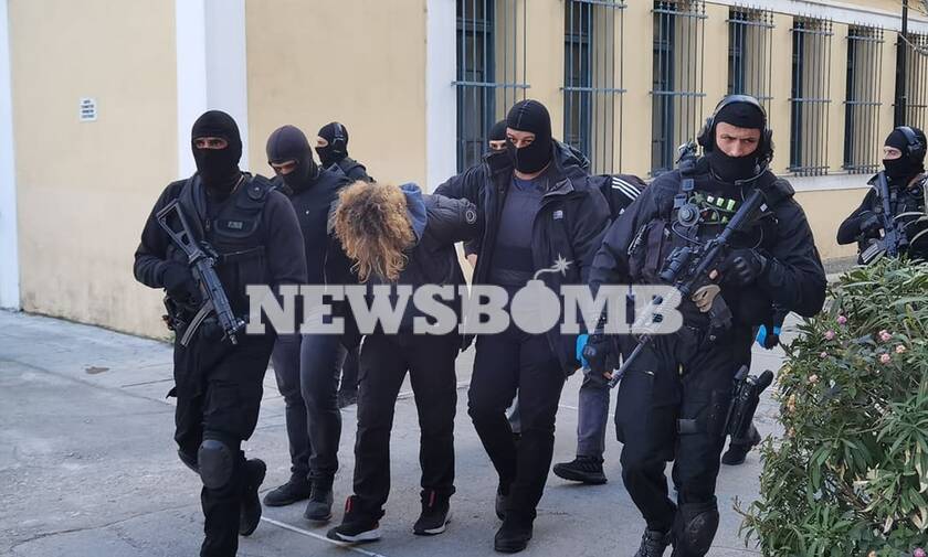 ΤΩΡΑ – Ρεπορτάζ Newsbomb.gr: Στην Ευελπίδων οι δύο συλληφθέντες για τον ξυλοδαρμό του αστυνομικού