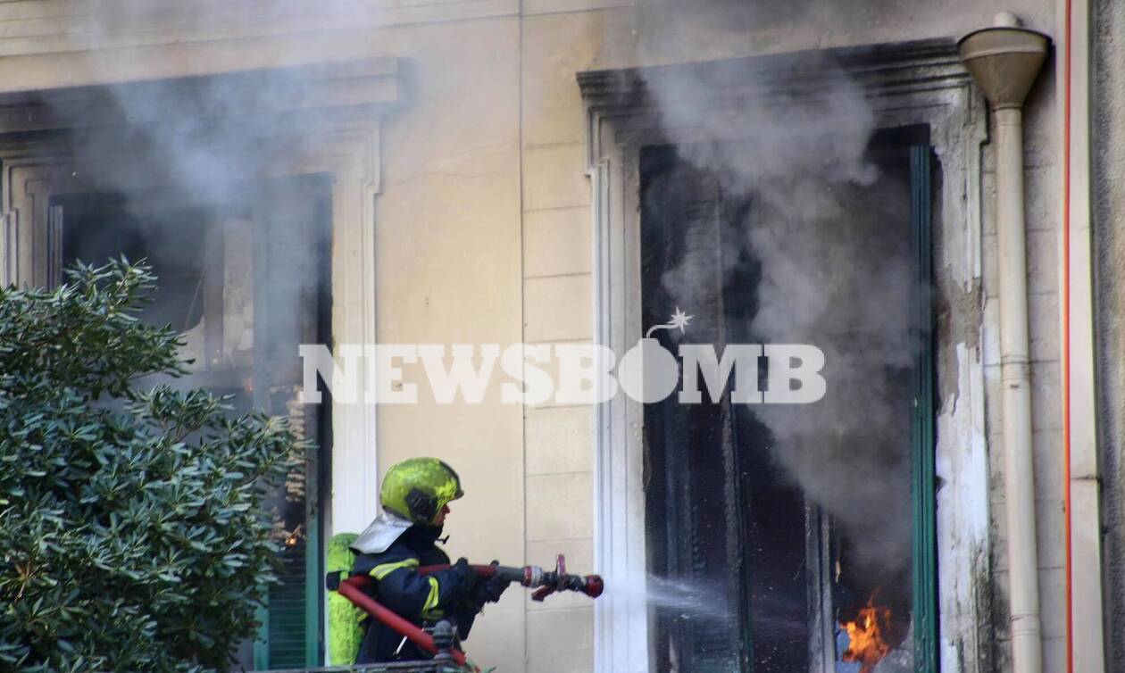 Φωτιά σε κτήριο στο κέντρο της Αθήνας