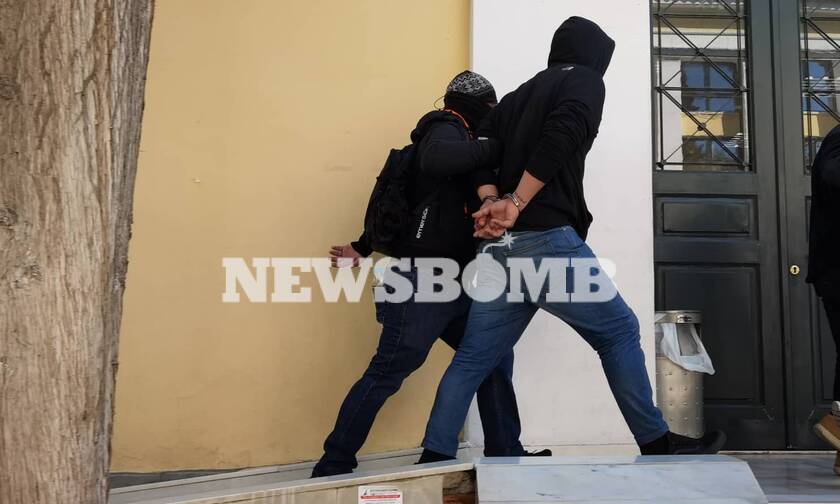 Ρεπορτάζ Newsbomb.gr: Στον Ανακριτή ο «Ινδιάνος» και οι συλληφθέντες για τα επεισόδια στη Νέα Σμύρνη