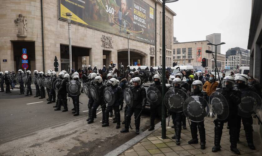 Βέλγιο: 200 νεαροί ταραξίες συγκρούσθηκαν με την αστυνομία στο κέντρο της Λιέγης	