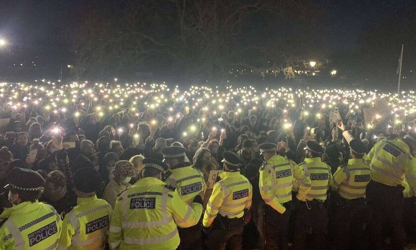 Λονδίνο: Η Αστυνομία διέλυσε βίαια αγρυπνία στη μνήμη της Σάρα Έβεραρντ