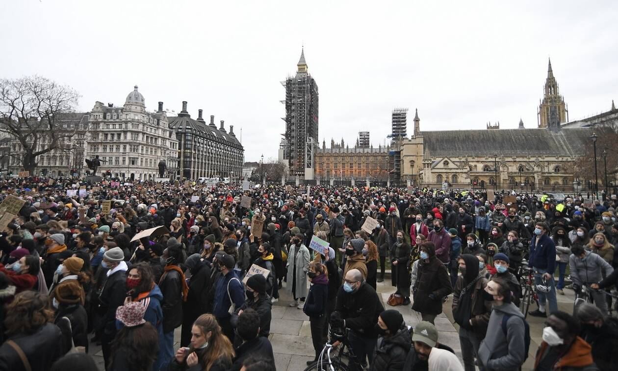 Λονδίνο: Θύελλα αντιδράσεων κατά της αστυνομίας για τη διάλυση της εκδήλωσης στη μνήμη 33χρονης