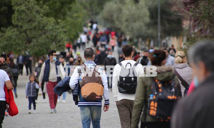 Κορονοϊός: Ποιο lockdown; Οι Αθηναίοι βγήκαν για βόλτες - Απίστευτες εικόνες συνωστισμού