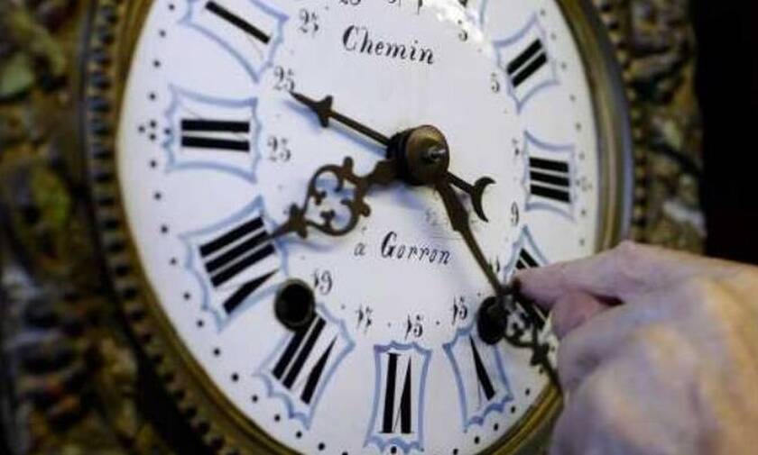 Πότε αλλάζει η ώρα: Πότε θα γυρίσουμε τους δείκτες του ρολογιού μια ώρα μπροστά