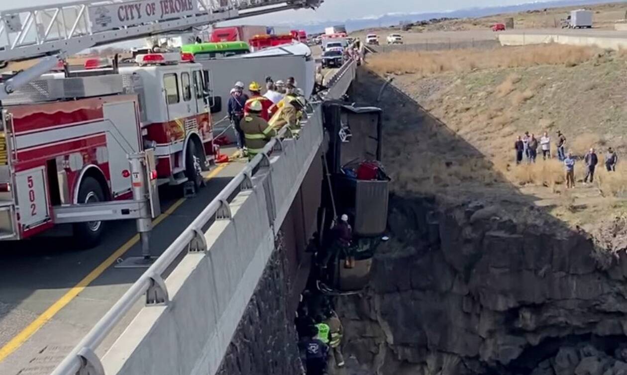 ΗΠΑ: Δραματική διάσωση ζευγαριού από φορτηγάκι που κρεμόταν στο κενό από γέφυρα ύψους 30 μέτρων