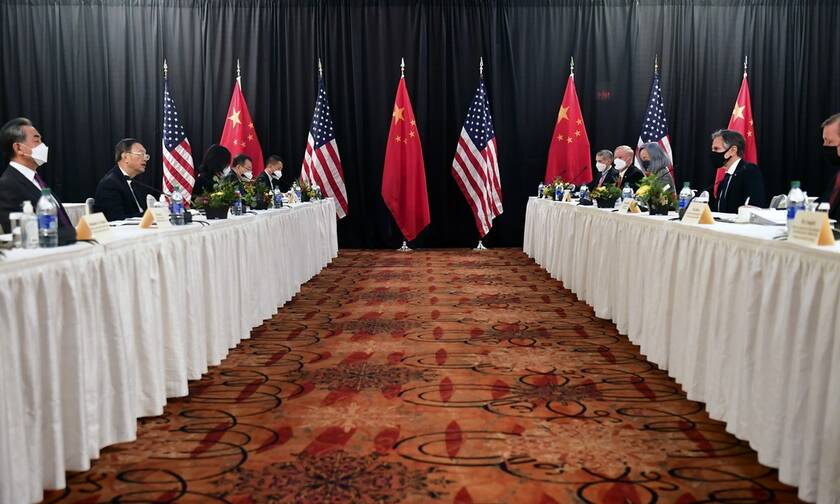Στην αντεπίθεση η Κίνα: Απειλεί με «αυστηρά μέτρα» τις ΗΠΑ