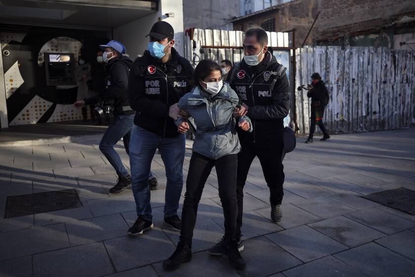 Τουρκία: Η αστυνομία συνέλαβε τρία στελέχη του φιλοκουρδικού HDP 