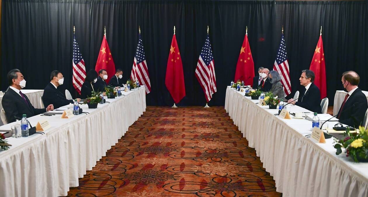 Σκληρή και όχι «διπλωματική» η συνάντηση ΗΠΑ- Κίνας στην Αλάσκα: Τι δείχνει για τις σχέσεις τους