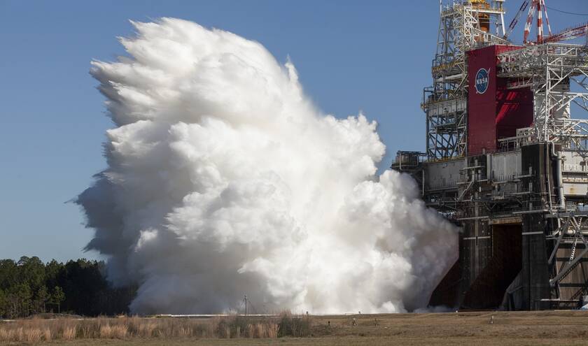 O SLS «βρυχήθηκε»: Επιτυχής δοκιμή για τον μεγαλύτερο πύραυλο που έφτιαξε ποτέ η NASA