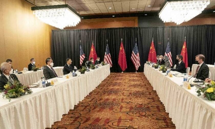 Αμερικανοί και Κινέζοι διπλωμάτες: «Δύσκολες» οι συνομιλίες στην Αλάσκα