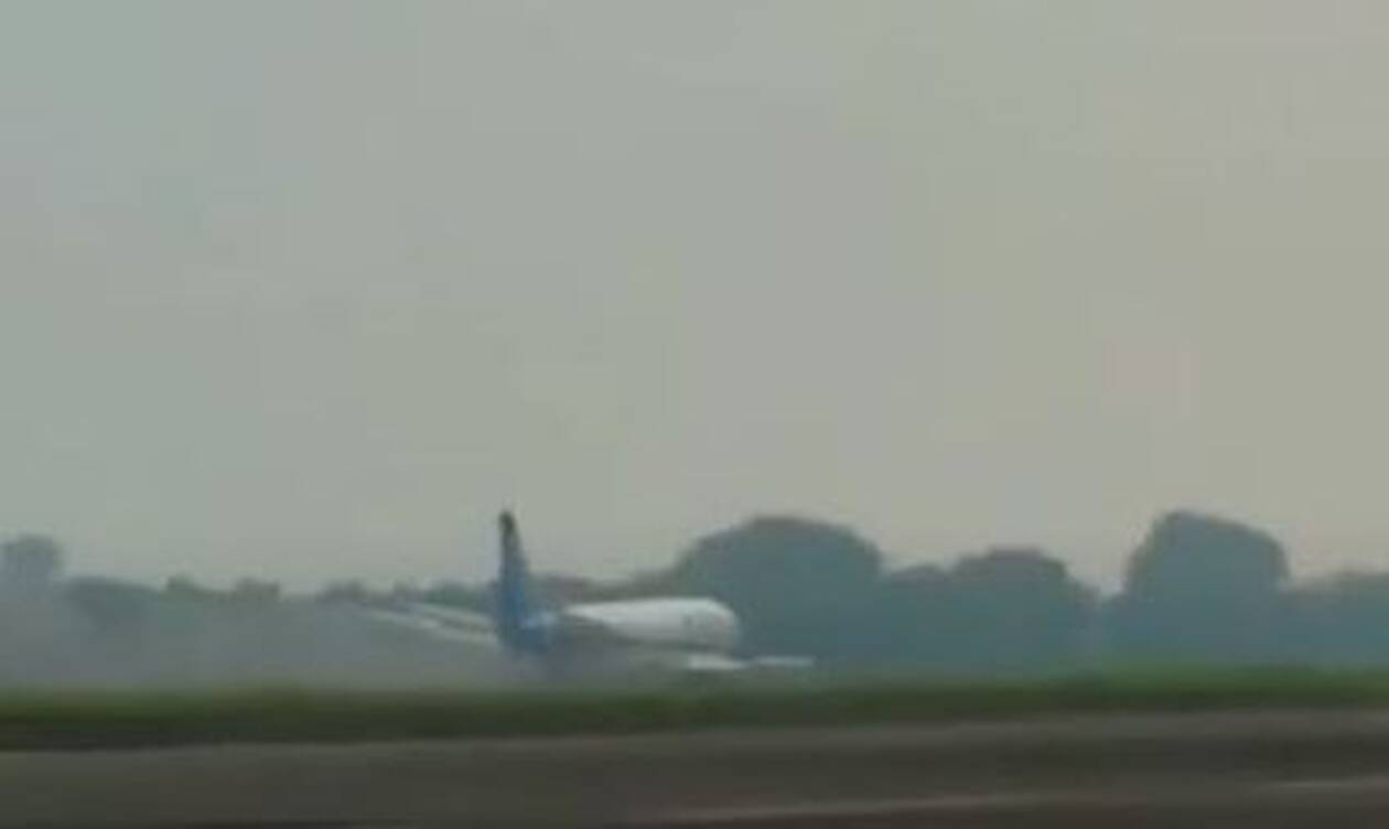 Τρομακτικό: Boeing 737 κάνει ανώμαλη προσγείωση και καταλήγει εκτός αεροδιαδρόμου (vid)
