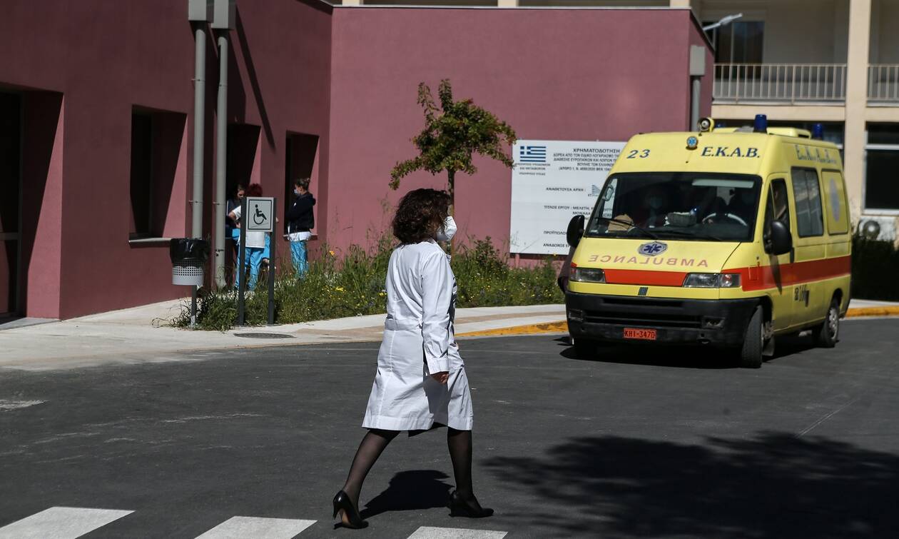 Κορονοϊός: Σε κρίσιμη κατάσταση τα νοσοκομεία - Διαφωνία κυβέρνησης-γιατρών και στο βάθος... επίταξη