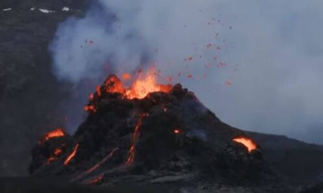 Ισλανδία:«Βρυχάται» το ηφαίστειο Fagradalsfjall - Εντυπωσιακές εικόνες από drone