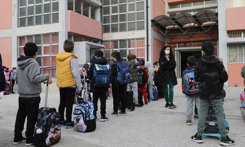 Lockdown: Πρώτα τα σχολεία, μετά το λιανεμπόριο προτείνει ο Βατόπουλος