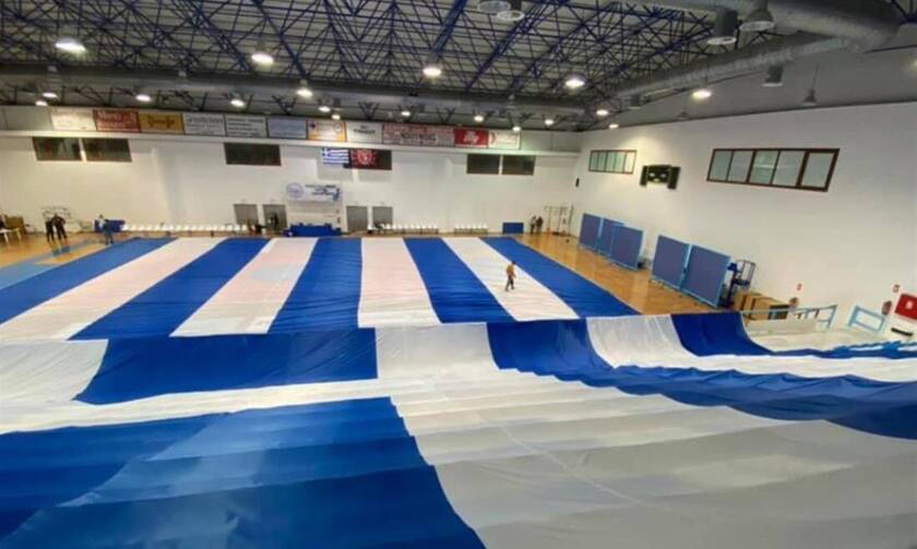 25η Μαρτίου: Στη Σαντορίνη ετοίμασαν ελληνική σημαία για ρεκόρ Γκίνες
