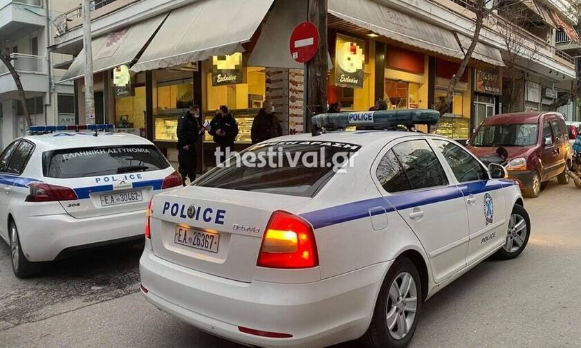 Τρόμος στη Θεσσαλονίκη: Ξυλοδαρμός άντρα από 4 κουκουλοφόρους - Έσπασαν την πρόσοψη καταστήματος