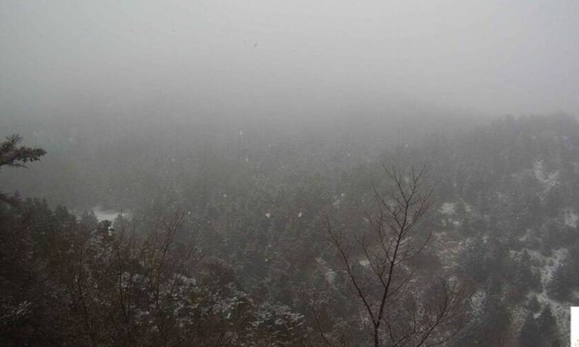 Καιρός ΤΩΡΑ: Χιονίζει στην Πάρνηθα – Δείτε LIVE εικόνα