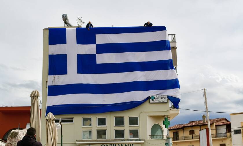 Αργολίδα: Ελληνική σημαία εντυπωσιακών διαστάσεων στη Νέα Κίο - Την αφιέρωσαν στους γιατρούς