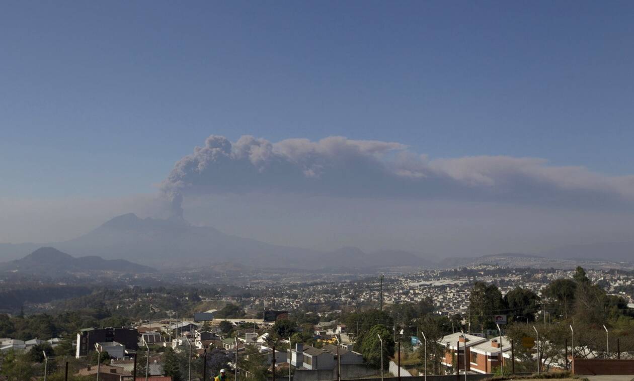 Γουατεμάλα: Βρυχάται το ηφαίστειο Πακάγια - Έκλεισε αεροδρόμιο από την τέφρα