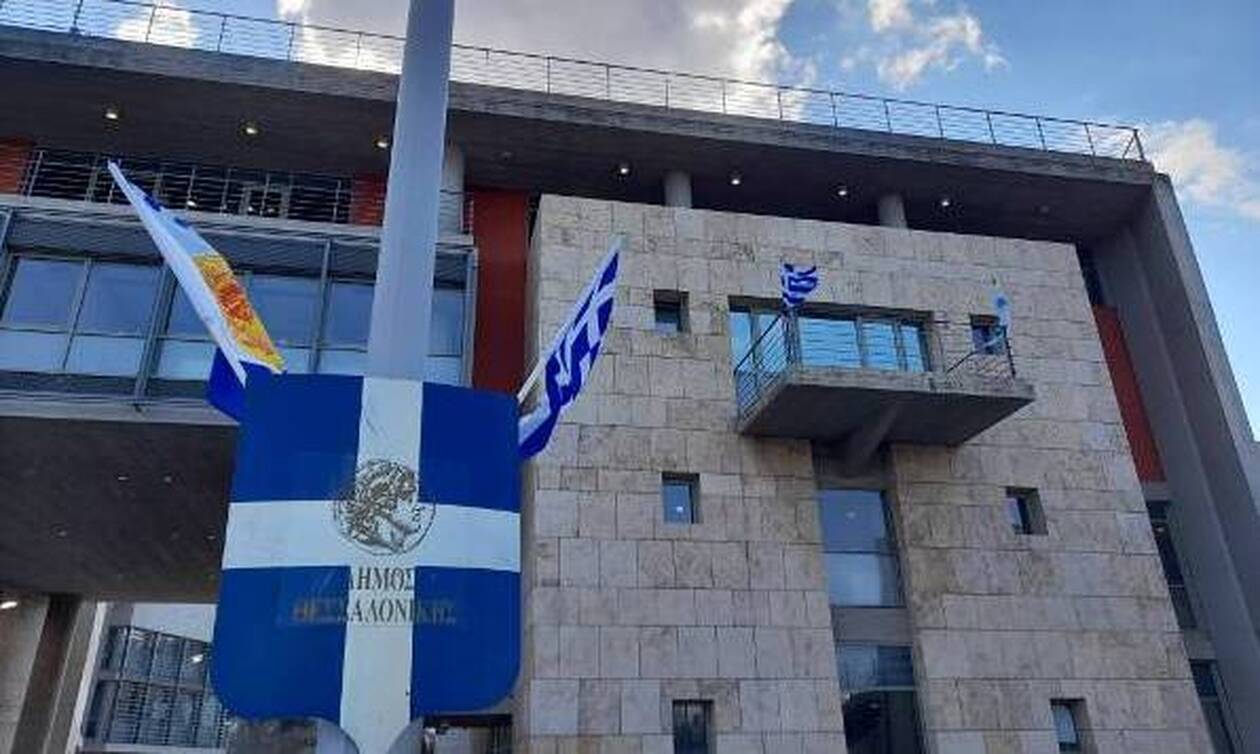 Θεσσαλονίκη: Γαλανόλευκες σημαίες σε 300 σημεία της πόλης	