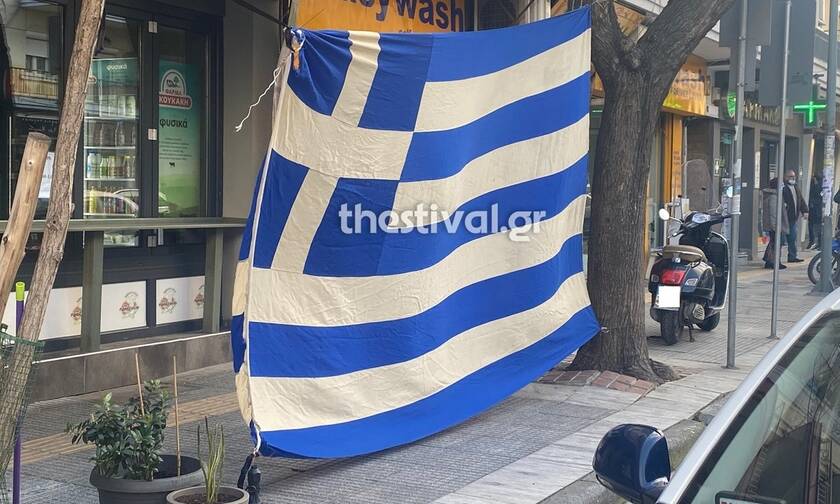 Θεσσαλονίκη: Κρέμασαν μεγάλη ελληνική σημαία απέναντι από το τουρκικό προξενείο