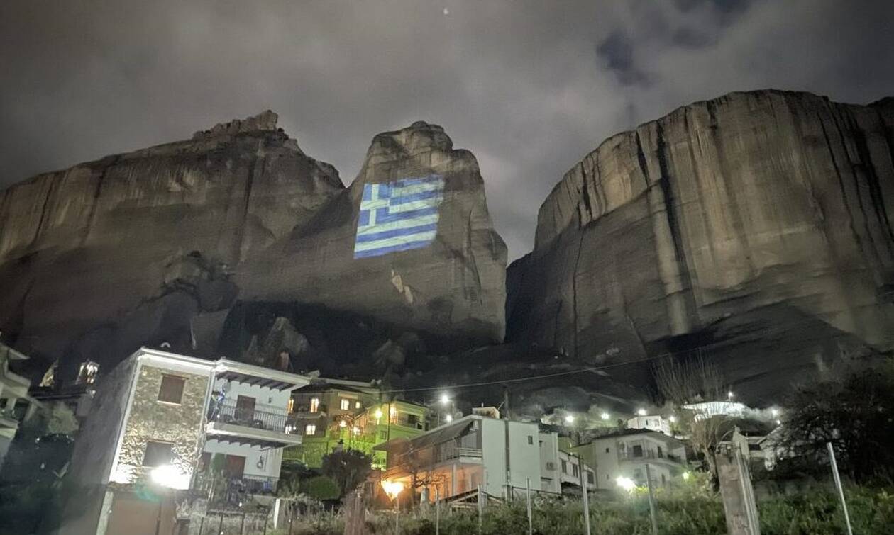 25η Μαρτίου: Με την ελληνική σημαία φωταγωγήθηκαν τα επιβλητικά Μετέωρα