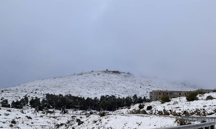 Η κακοκαιρία «χτύπησε» την Αττική: Χιονοθύελλα στην Πάρνηθα - Χιόνια στην Ιπποκράτειο Πολιτεία