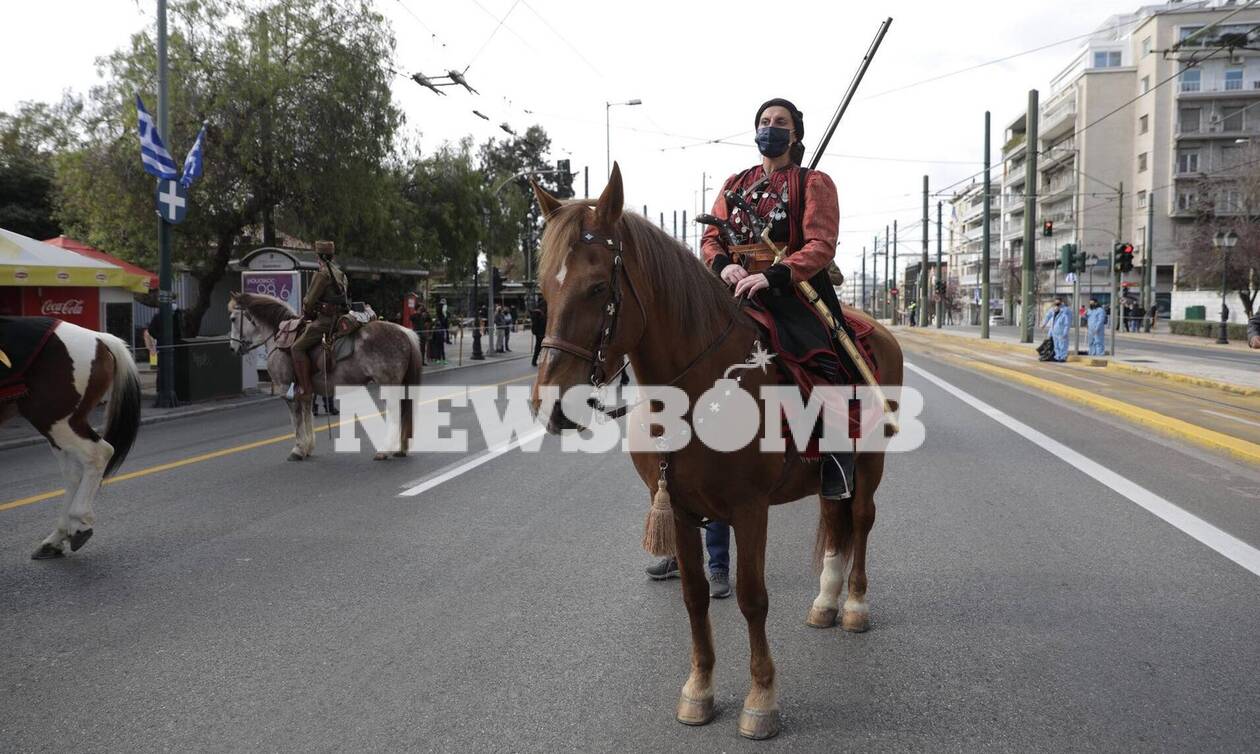 Ρεπορτάζ Newsbomb.gr - 25η Μαρτίου: Εντυπωσίασαν οι έφιππες από Κάρυστο και οι στολές του Υψηλάντη