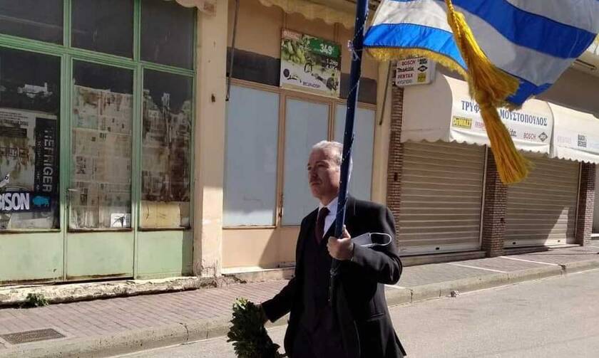 25η Μαρτίου: Συγκλόνισε δάσκαλος στην Ηλεία - Παρήλασε μόνος του με την ελληνική σημαία