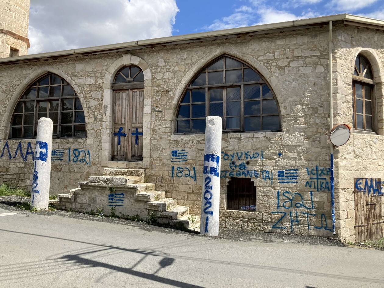 Κύπρος: Άγνωστοι ζωγράφισαν ελληνικές σημαίες και έγραψαν συνθήματα σε τζαμί
