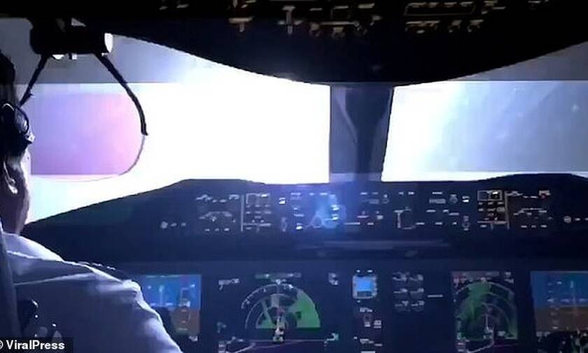 Τρομακτικό βίντεο: Η στιγμή που κεραυνός χτυπά αεροπλάνο που ετοιμάζεται να προσγειωθεί