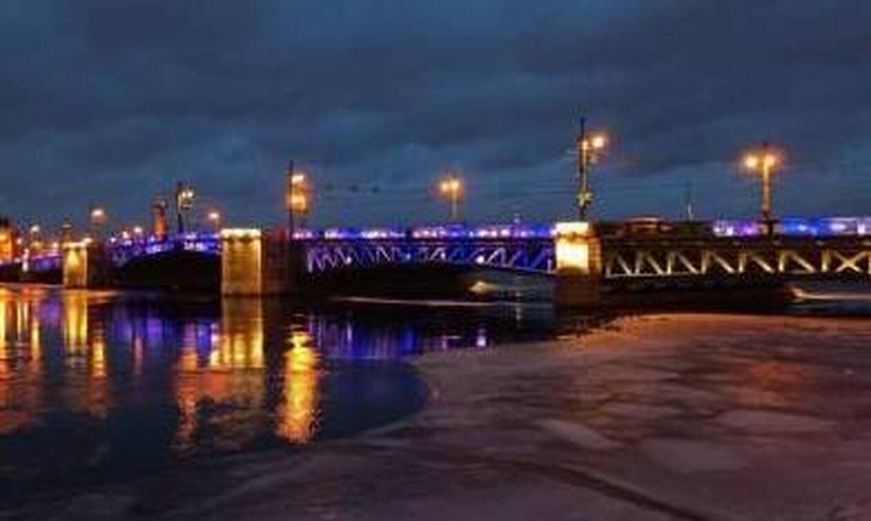Ρωσία: Γαλανόλευκη η Γέφυρα του Παλατιού της Αγίας Πετρούπολης – Εντυπωσιακές εικόνες
