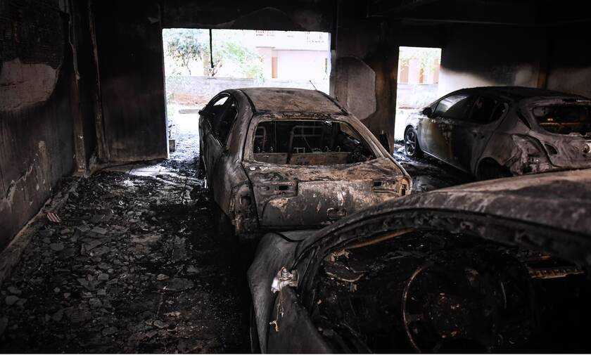 Εικόνες - σοκ σε πολυκατοικία της Θεσσαλονίκης - Κάηκαν αυτοκίνητα μετά από εμπρηστική επίθεση