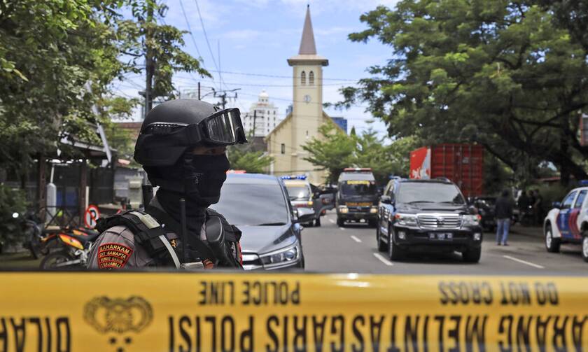 Χάος στην Ινδονησία μετά από βομβιστική επίθεση αυτοκτονίας έξω από εκκλησία (vid)