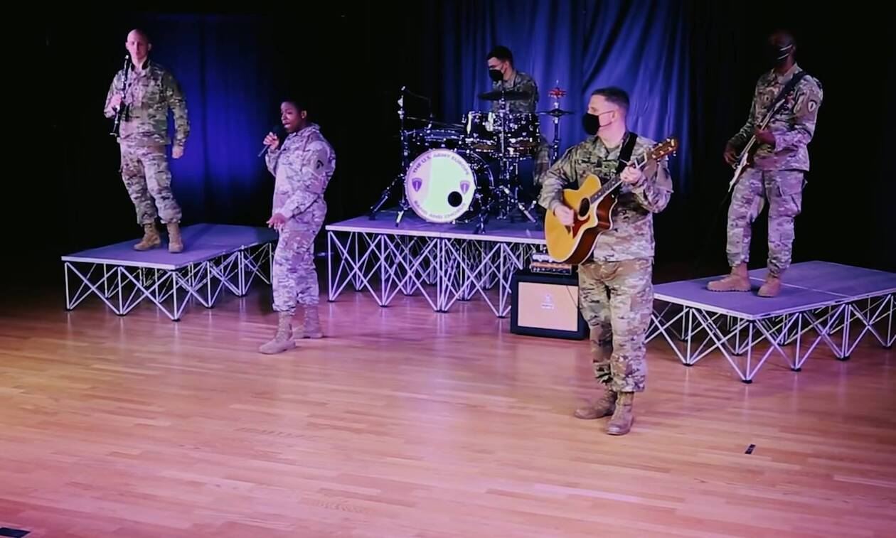 Συγκινητικό βίντεο: Η μπάντα του αμερικάνικου στρατού τραγουδά τον «Χορό του Ζαλόγγου» 